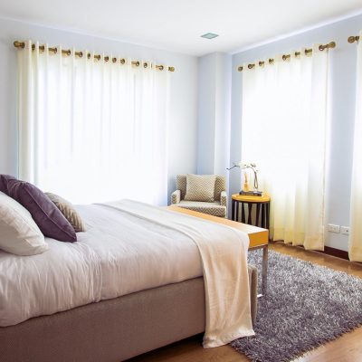 Cortinas de color beige en una habitacion en Estepona