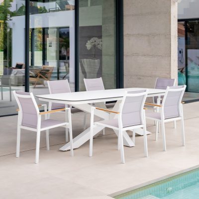 Mesa de exterior blanca con seis sillas blancas