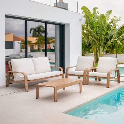 Sofa exterior de dos plazas y dos sillones con cojines blancos y base marron