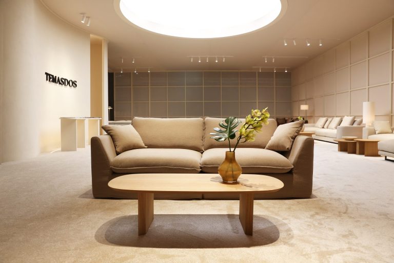 Sofa de dos plazas color marron