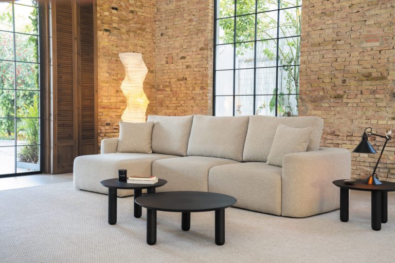 Sofa chaiselongue en beige de tres asientos