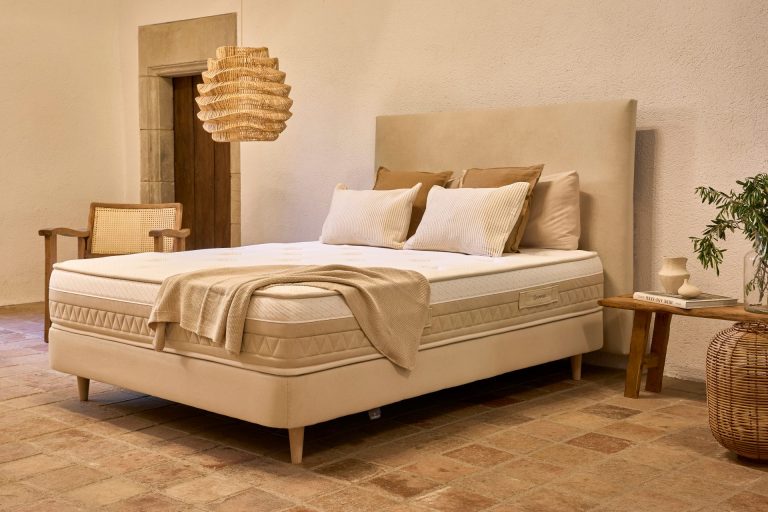 cama comoda en una habitacion en Estepona